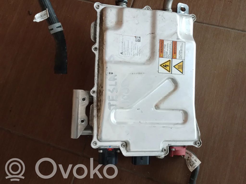 Inversor/convertidor de voltaje   102866400E
