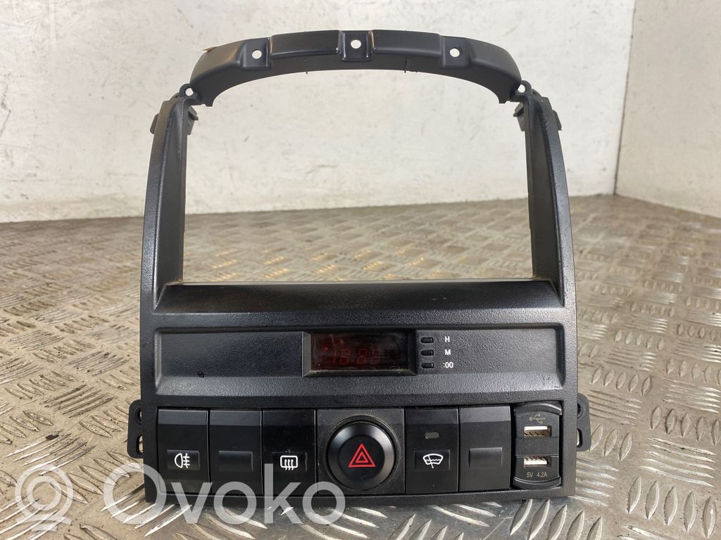 KIA Sorento Radio/GPS head unit trim 