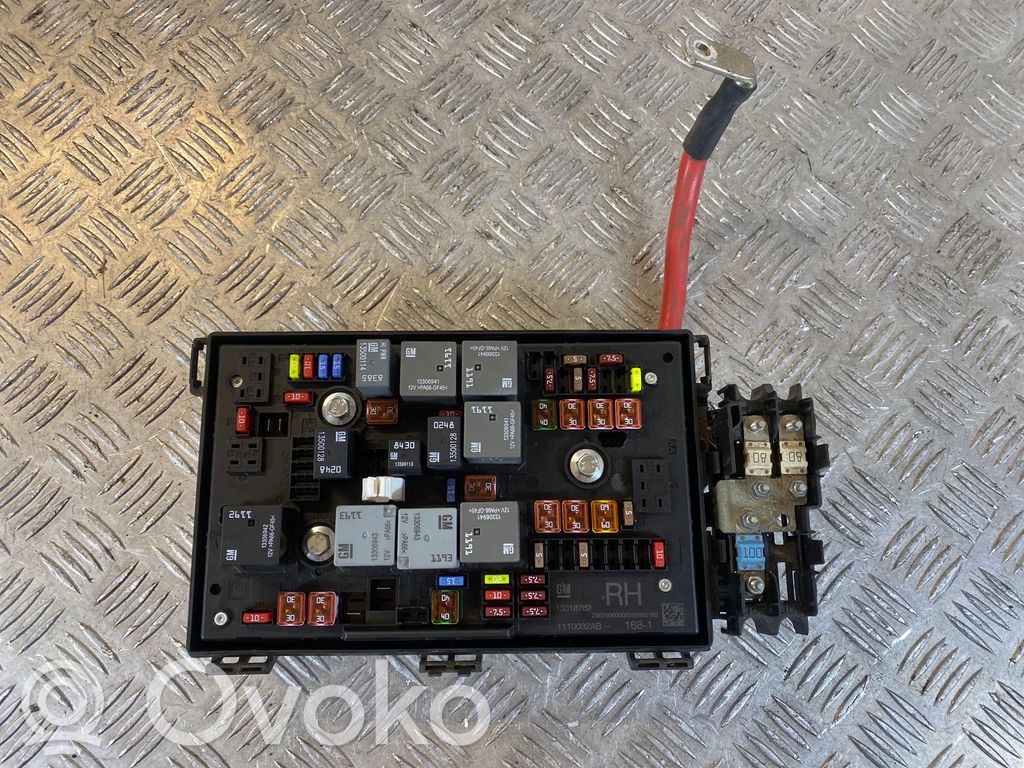 Opel Astra J Fuse module 
