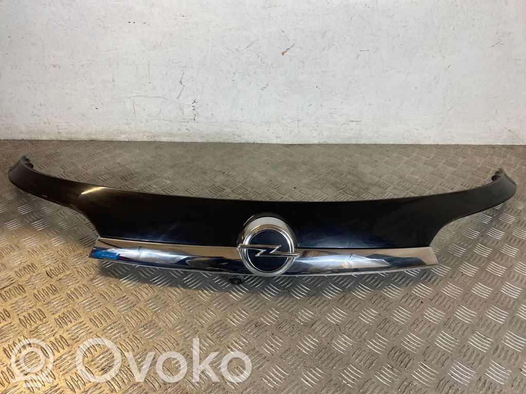 Opel Insignia A Listwa oświetlenie tylnej tablicy rejestracyjnej 