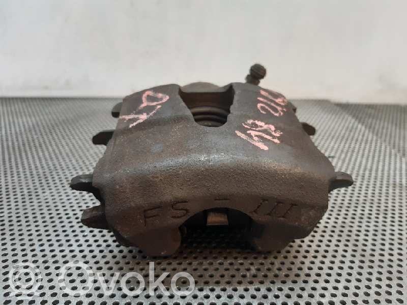 Caliper de freno delantero   81