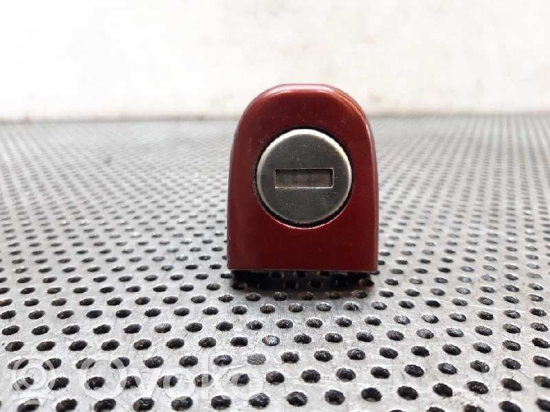 Cerradura de puerta delantera