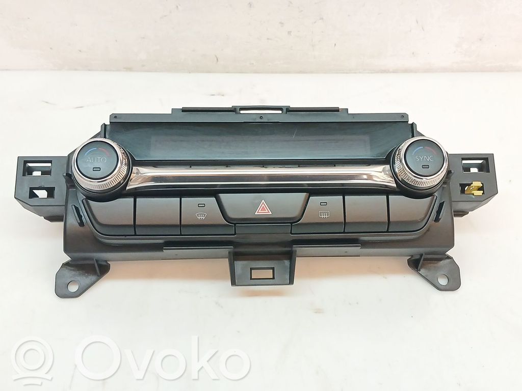 Mazda CX-30 Climate control unit 