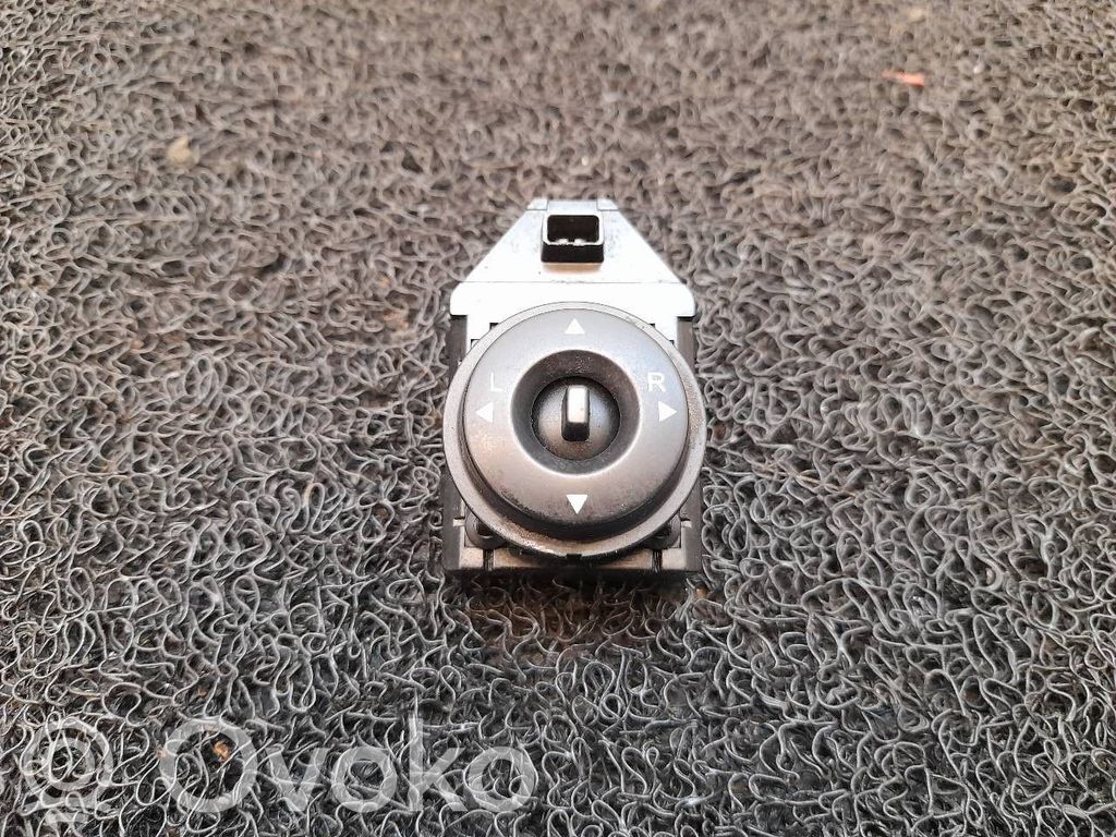 Wing mirror switch   457480