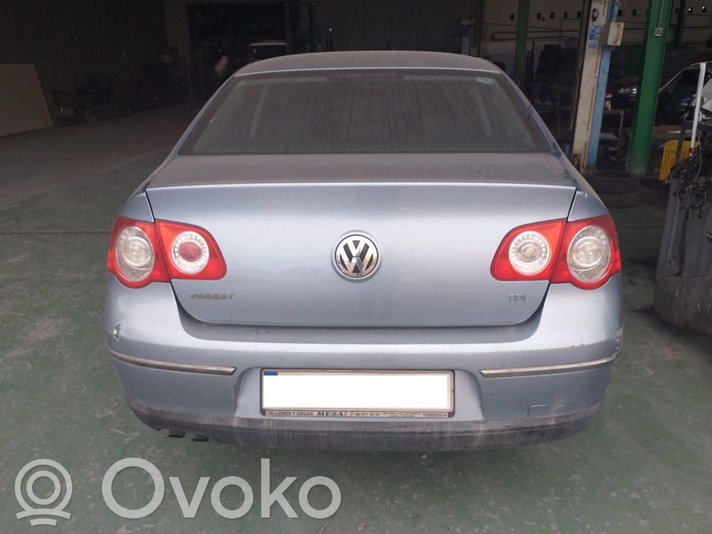 Volkswagen PASSAT B6 Lampă spate în capacul portbagajului 
