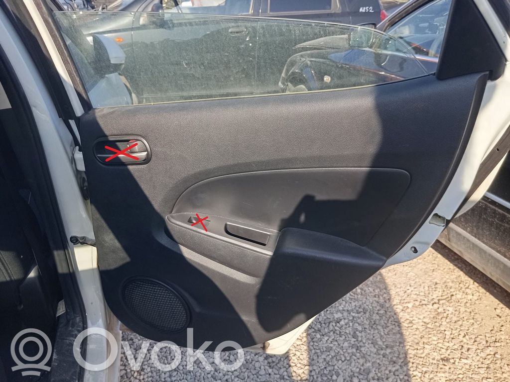 Moldura del tarjetero de la puerta trasera