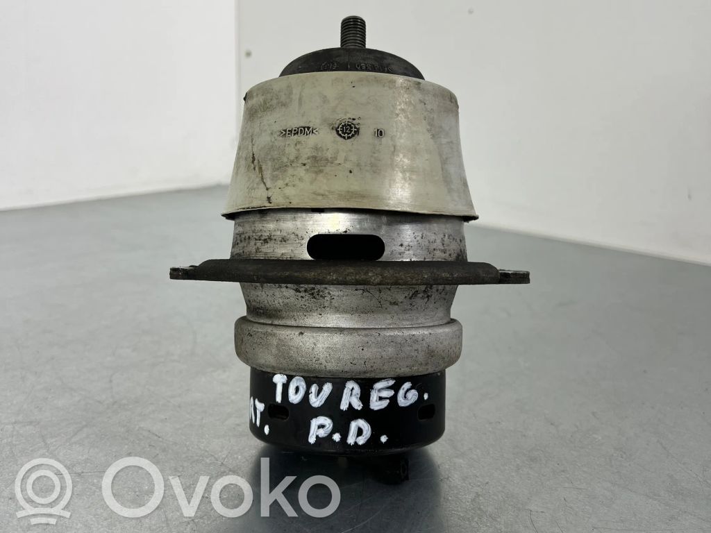 Volkswagen Touareg II Engine mount bracket 