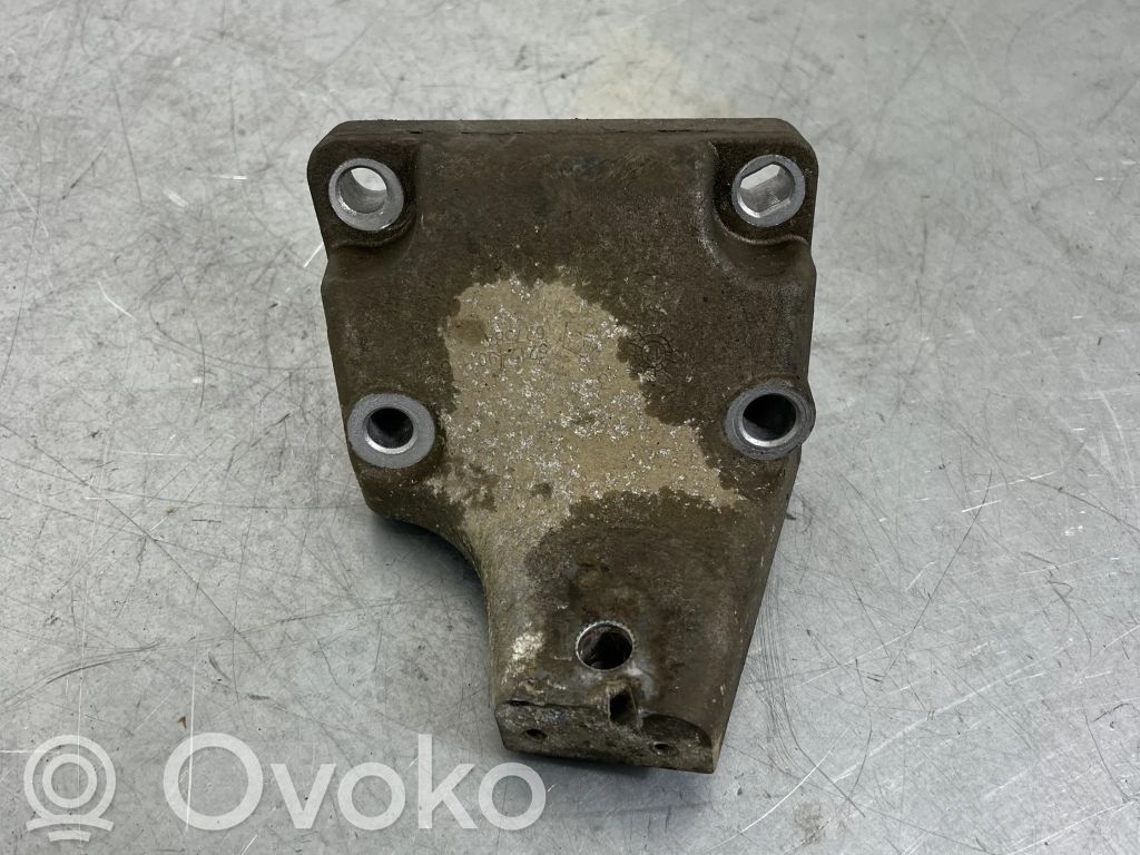 Jeep Grand Cherokee Engine mounting bracket 