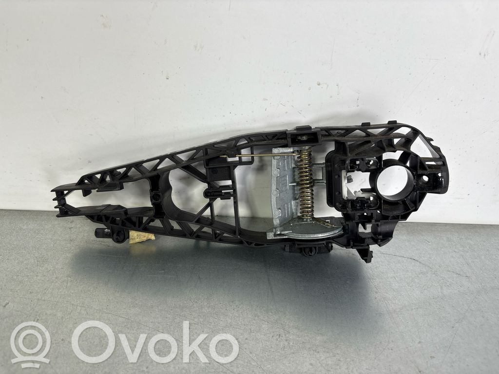 BMW 2 F46 Klamka/wspornik zewnętrzny drzwi tylnych 