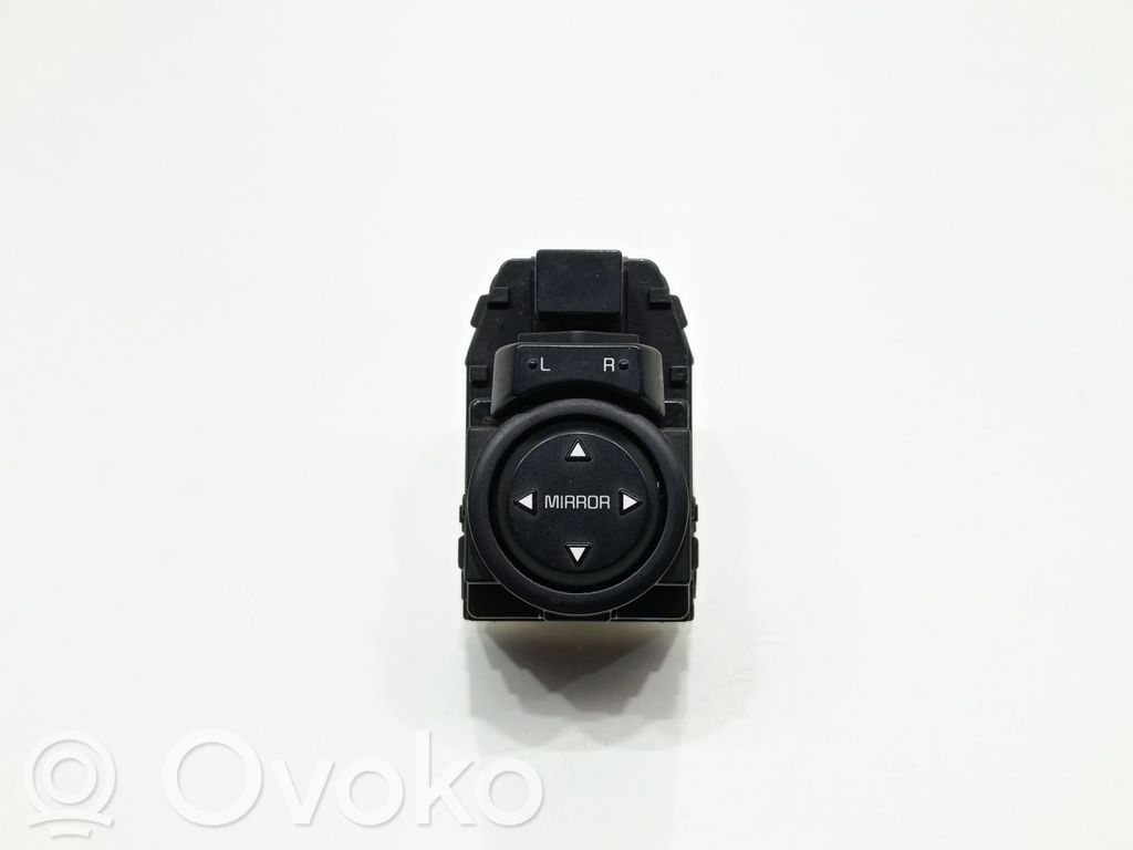 Wing mirror switch   4D64801160