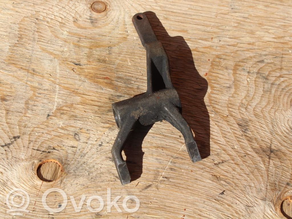 Gearbox mounting bracket