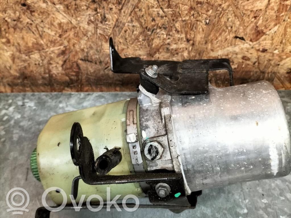 Ohjaustehostimen pumppu   6R0423156C