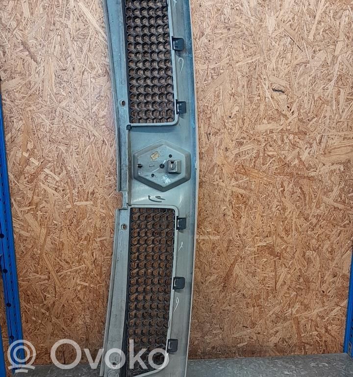 Rejilla delantera   7701057086