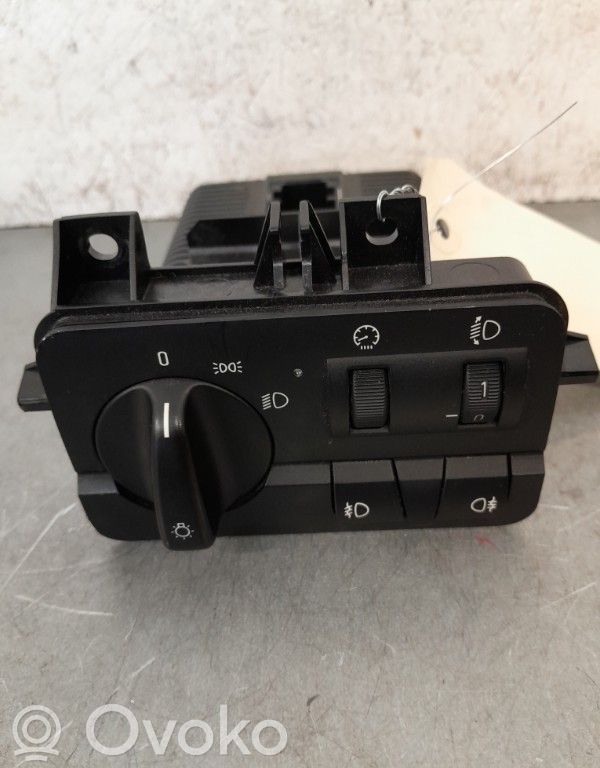 Lichtschalter   61318378572