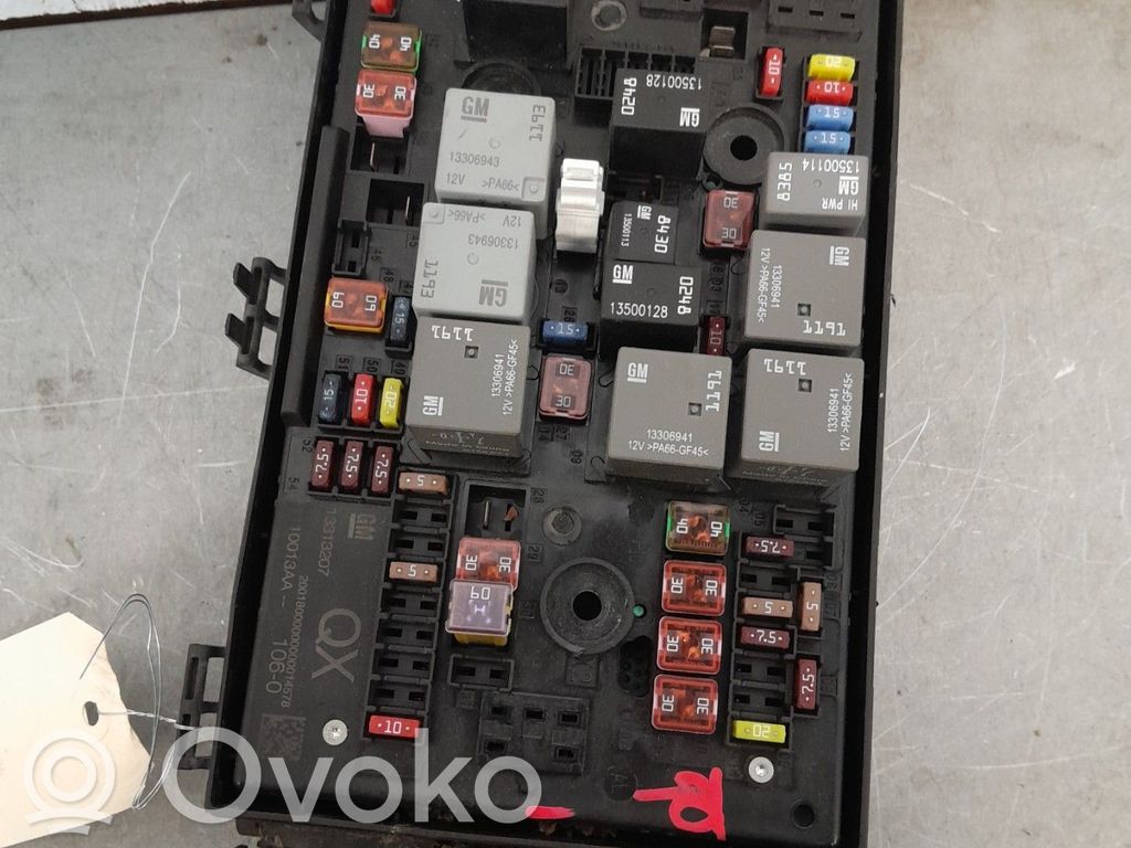 Opel Astra J Fuse module 