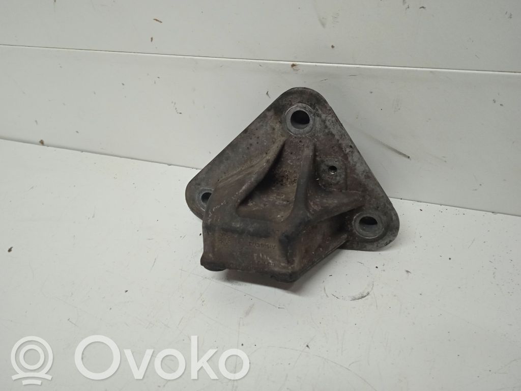 Peugeot 607 Engine mounting bracket 