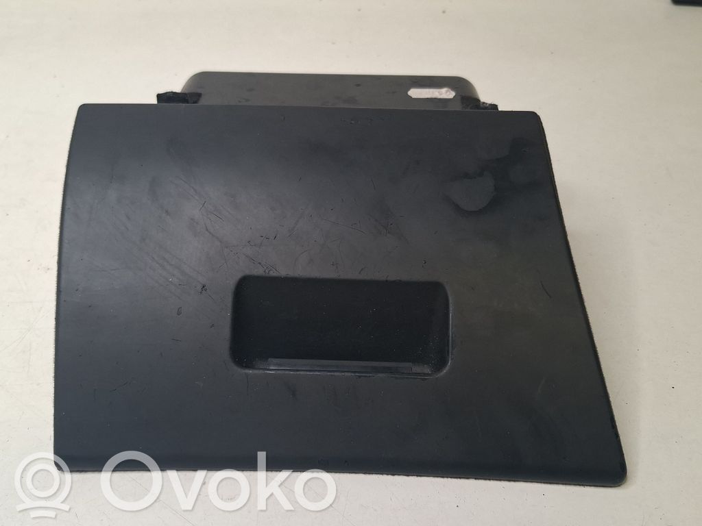 Glove box   8197492