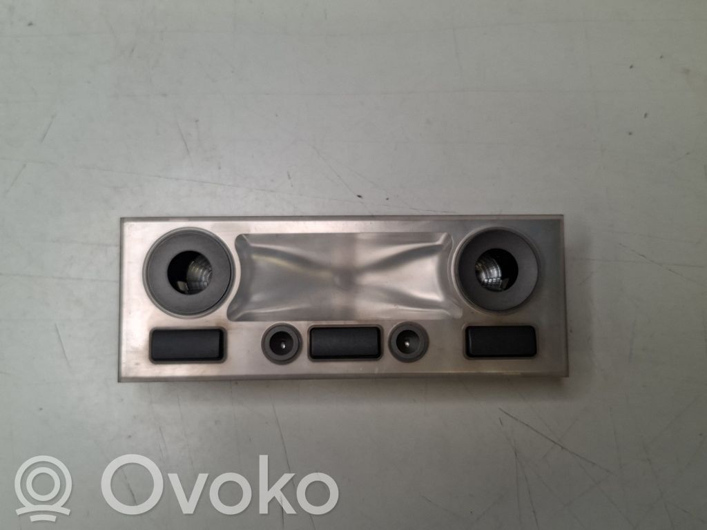 Etuistuimen valo   63318379699