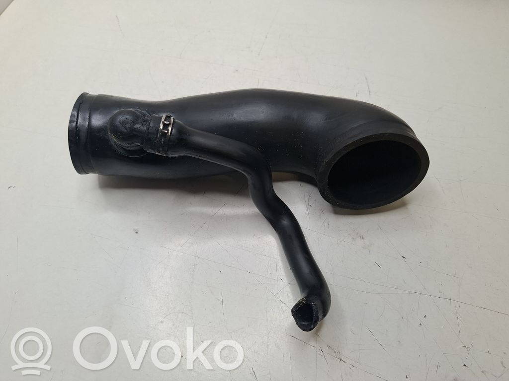 BMW 5 E39 Turboahtimen ilmanoton letku 