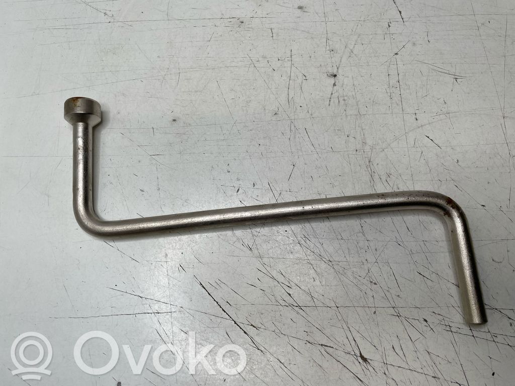 Clé à écrou de roue   6758731