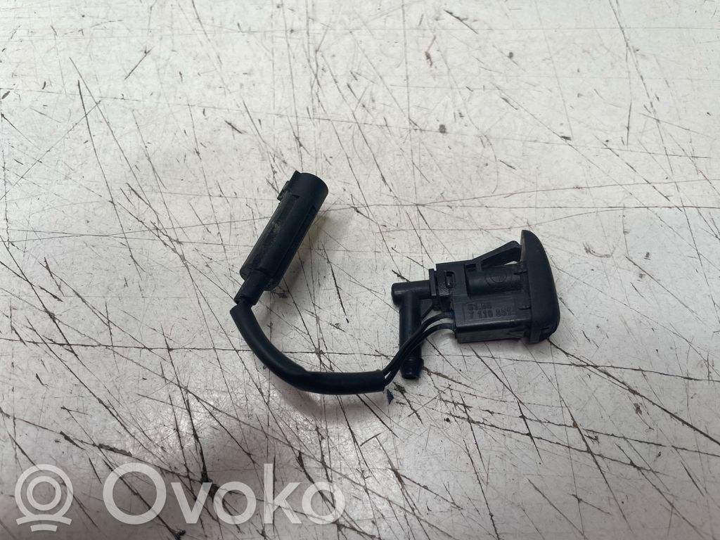 BMW X3 E83 Duză spălare parbriz 