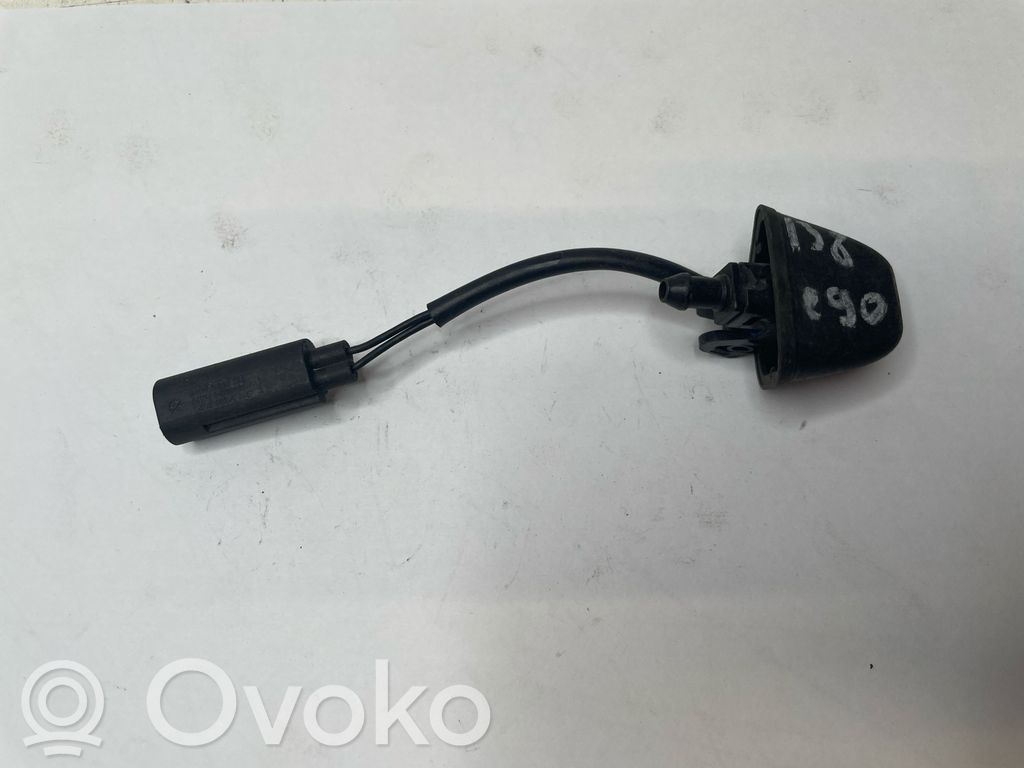 Windshield washer spray nozzle   8365385