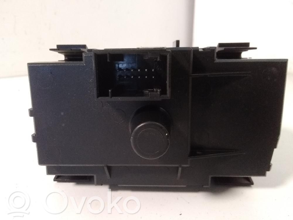 Light switch   693279204