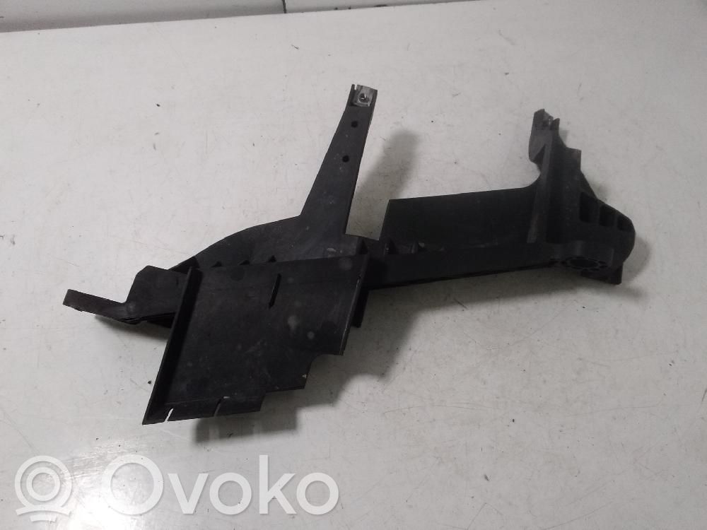 Halterung Scheinwerfer   1301073025