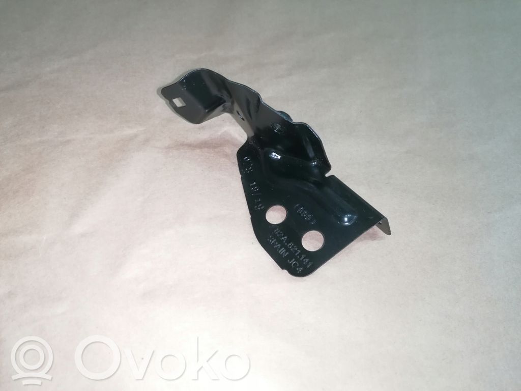 Fender mounting bracket   82A82114182A
