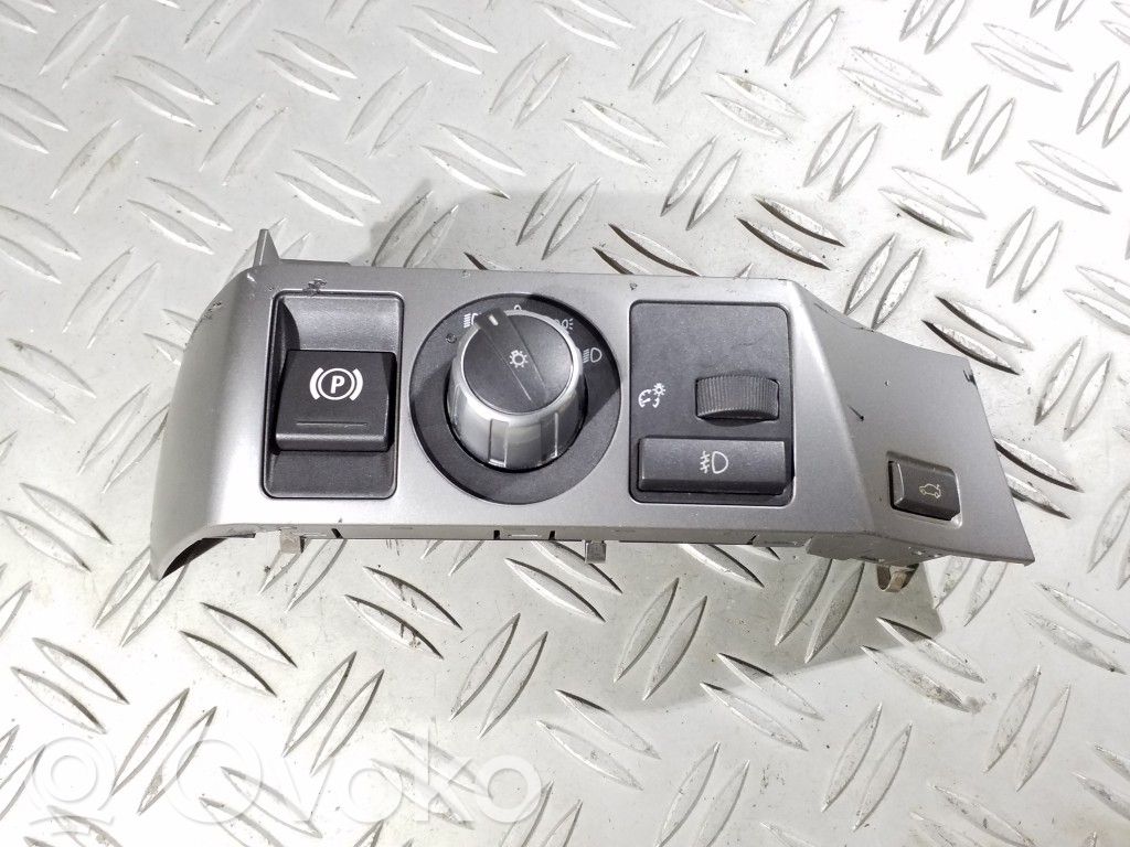 Light switch   6131694199502,549539133