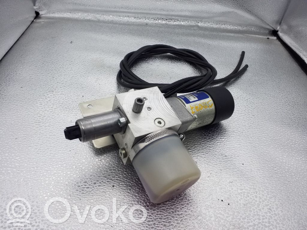 BMW 7 E65 E66 Aizmugurējā pārsega pievilcējs 