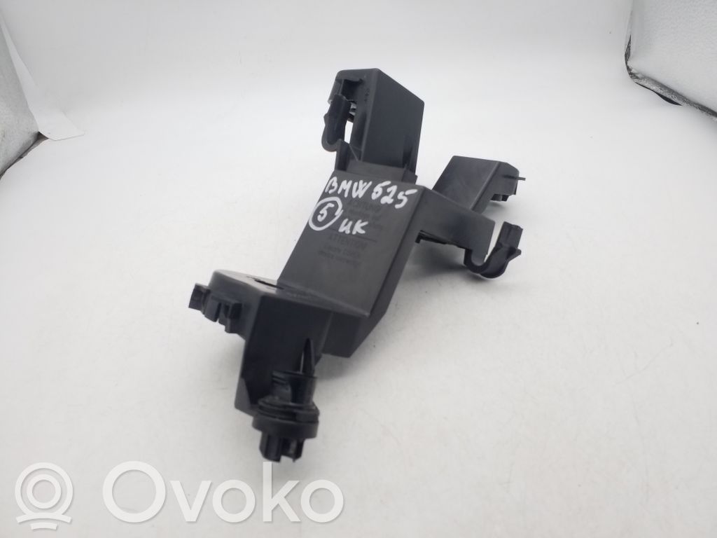 BMW 5 E60 E61 Takavalon polttimon suojan pidike 