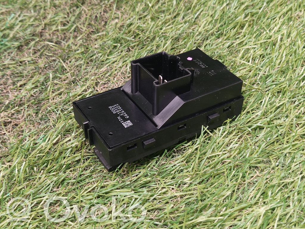 Electric window control switch   22819399