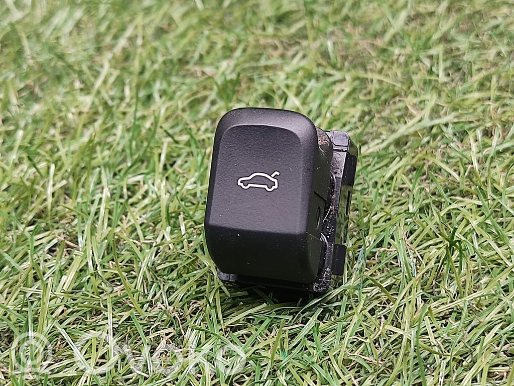 Audi A3 S3 8V Tailgate/boot open switch button 