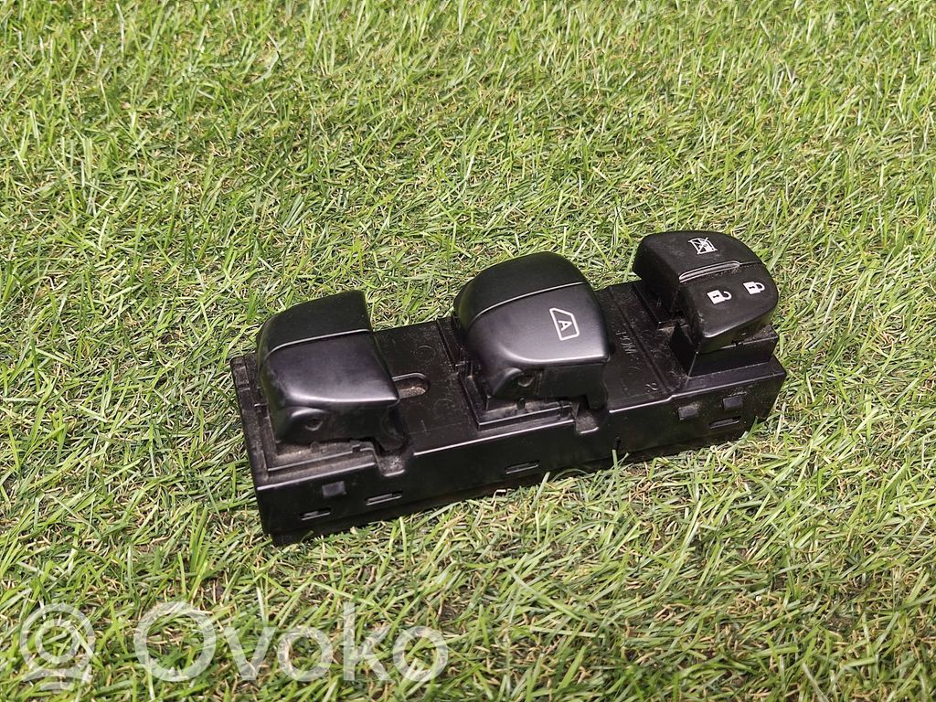 Nissan Leaf I (ZE0) Electric window control switch 