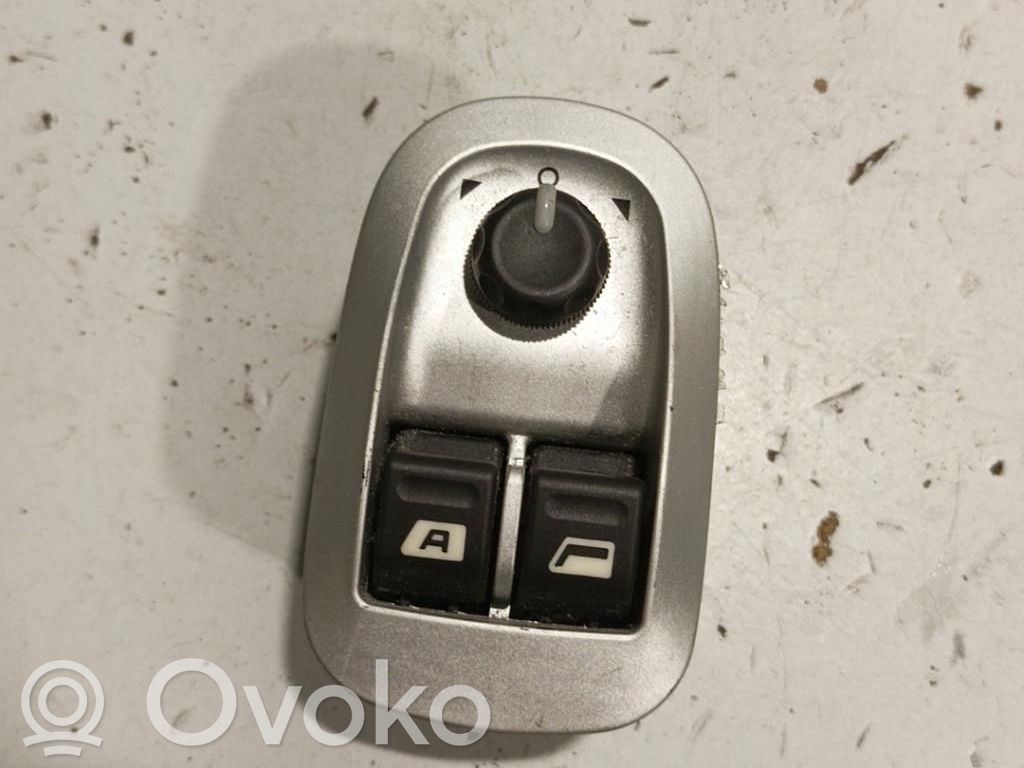 Peugeot 206+ Electric window control switch 