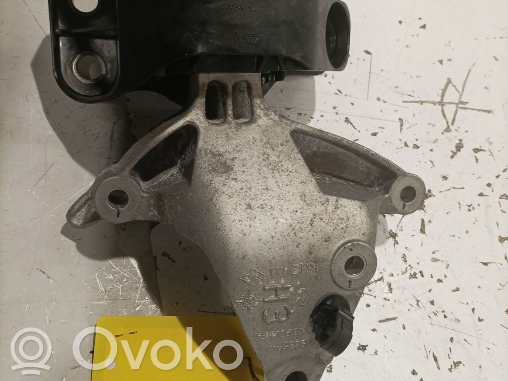Renault Clio V Engine mount bracket 