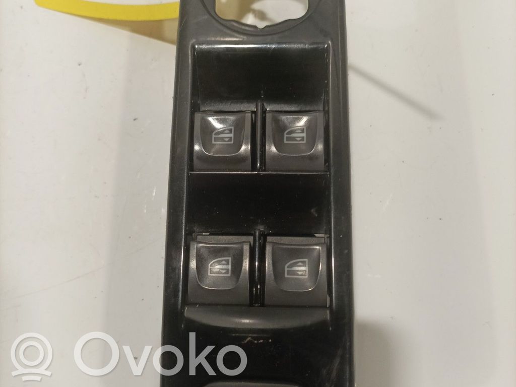 Renault Clio IV Electric window control switch 