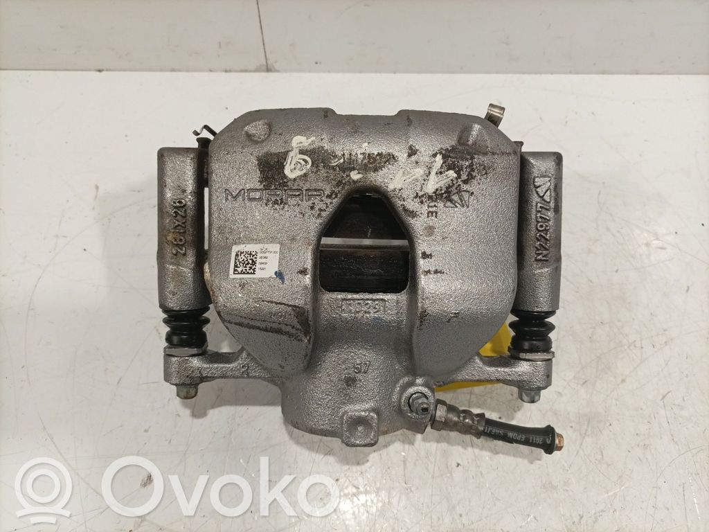 Fiat 500E Zacisk hamulcowy przedni 