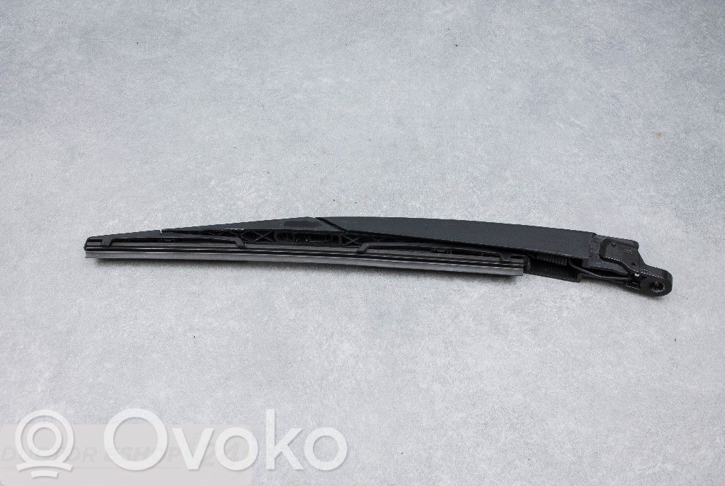 Rear wiper blade arm