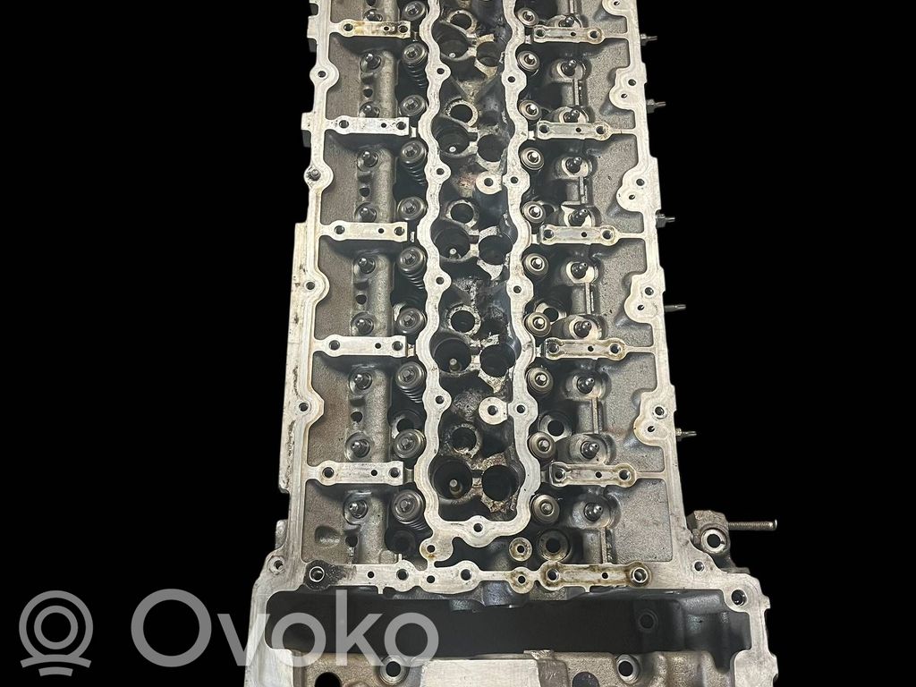 Engine head   7588247