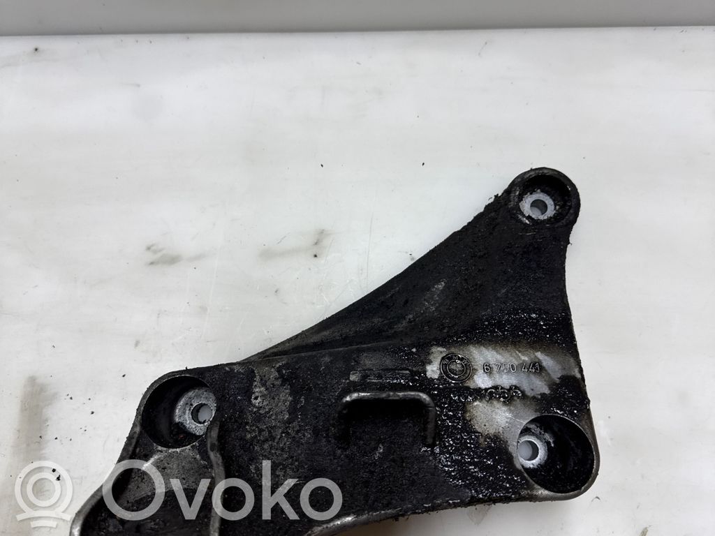BMW 5 E39 Engine mounting bracket 