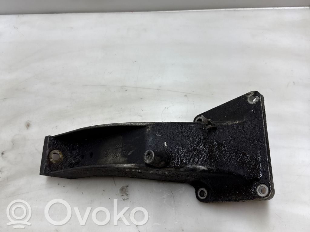 BMW 5 E39 Engine mounting bracket 