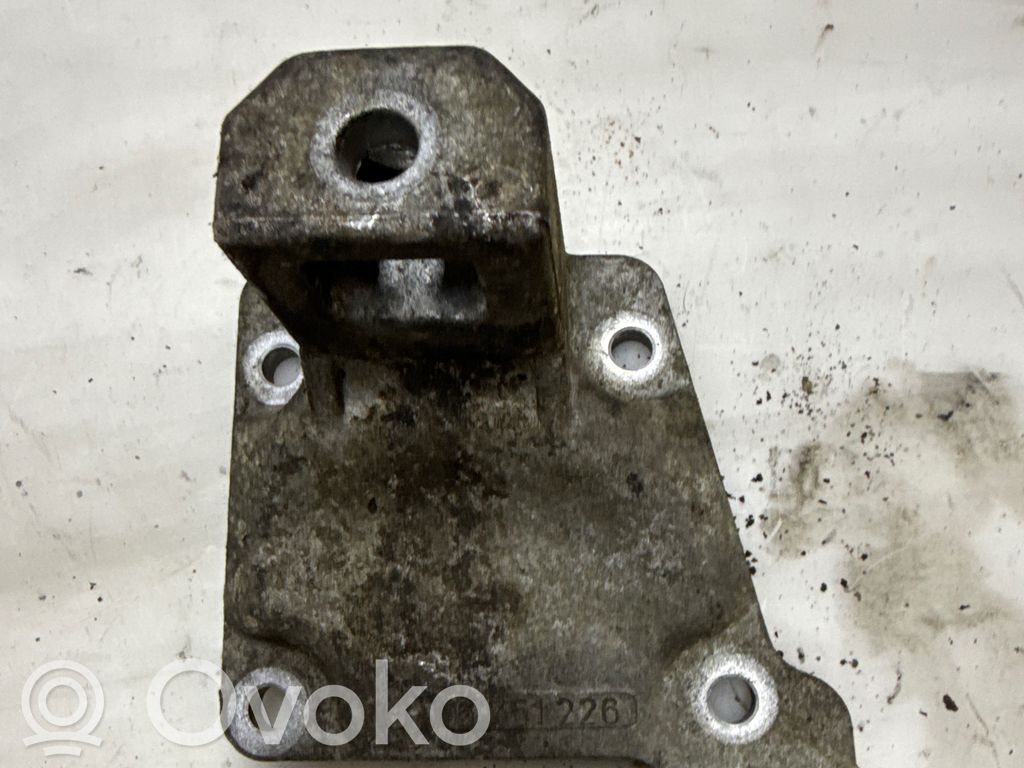 BMW 5 E39 Engine mounting bracket 