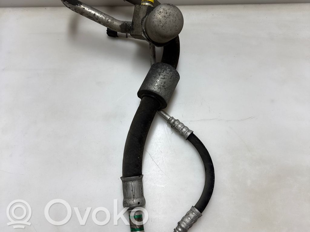 BMW 1 E81 E87 Ilmastointilaitteen putki (A/C) 