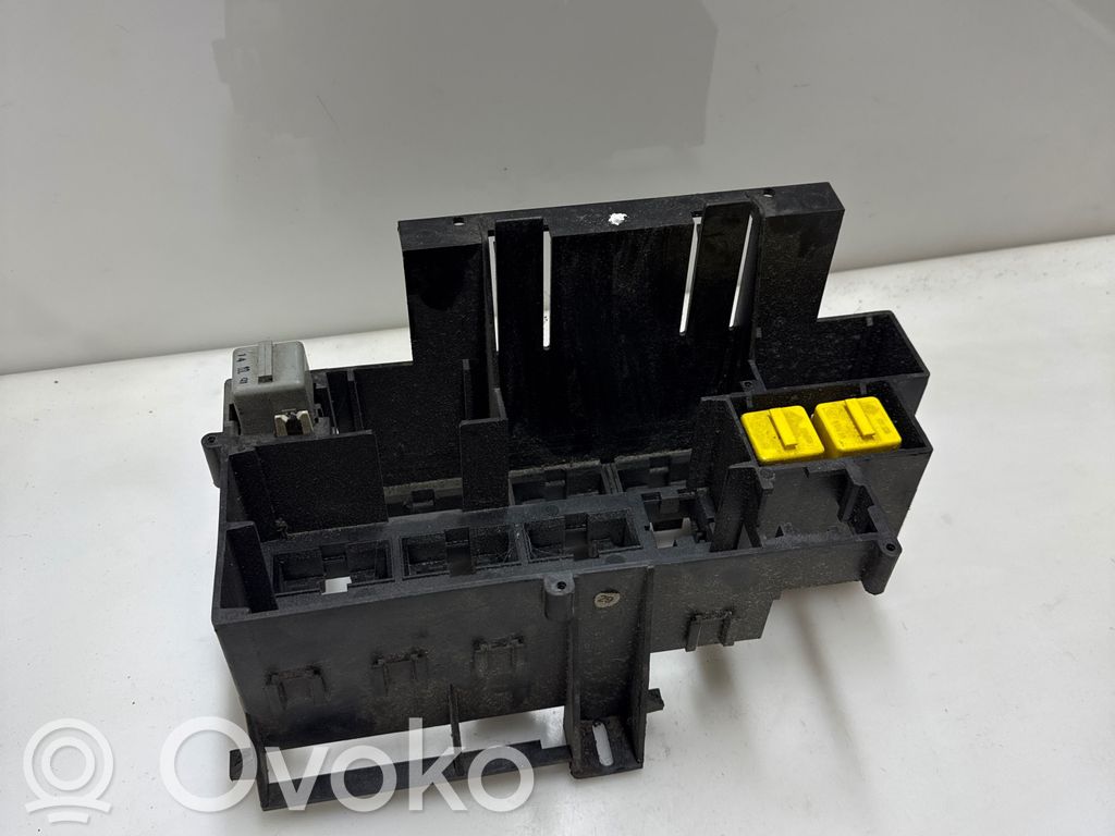 BMW 5 E34 Relay mounting block 