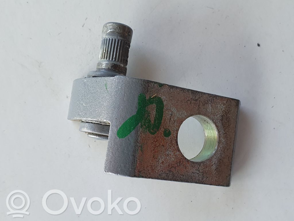 Priekšpusē apakšējā vira (eņģe)   8X4833406A