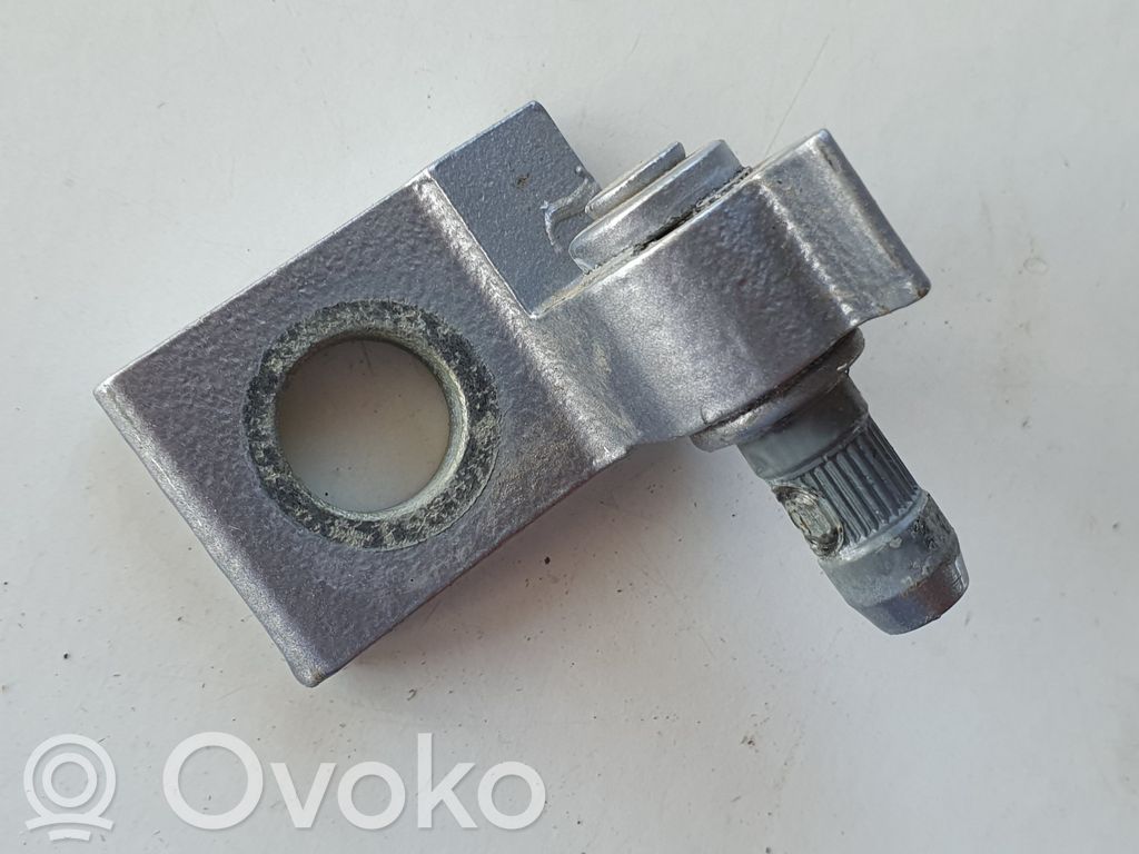 Front door lower hinge   8X4833407A
