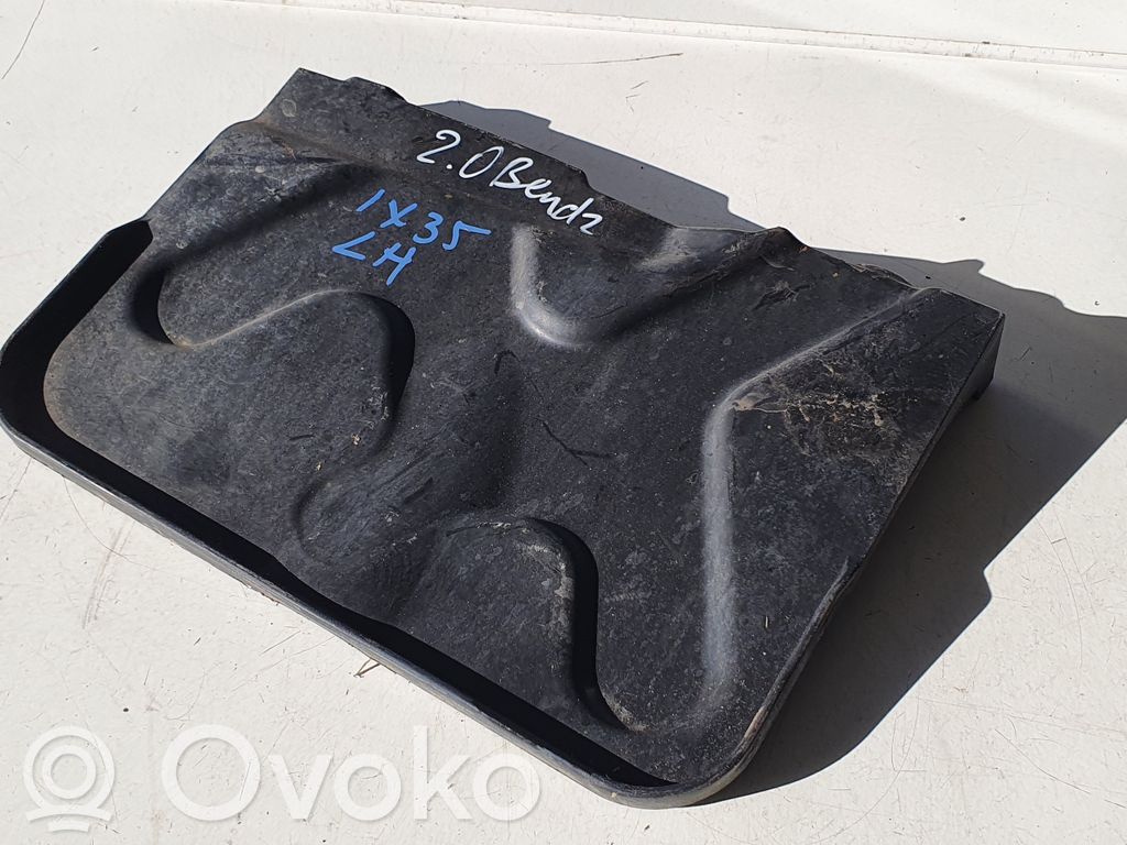 Engine splash shield/under tray   LM291302S000