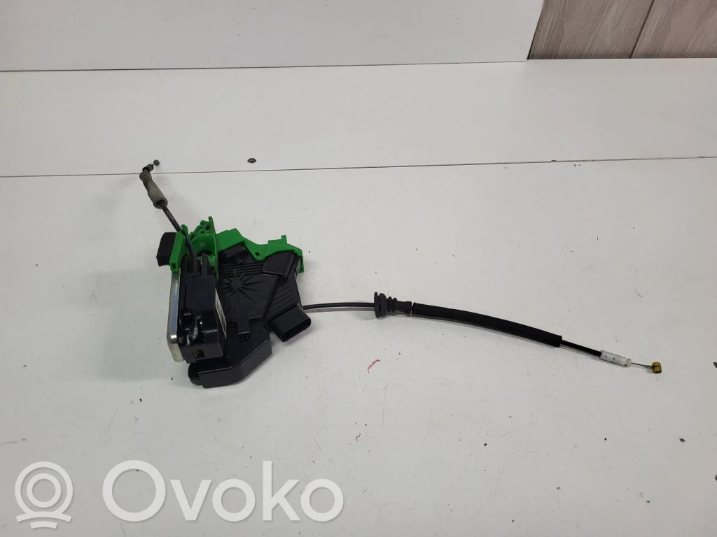 KIA Ceed Priekšpusē slēdzene 